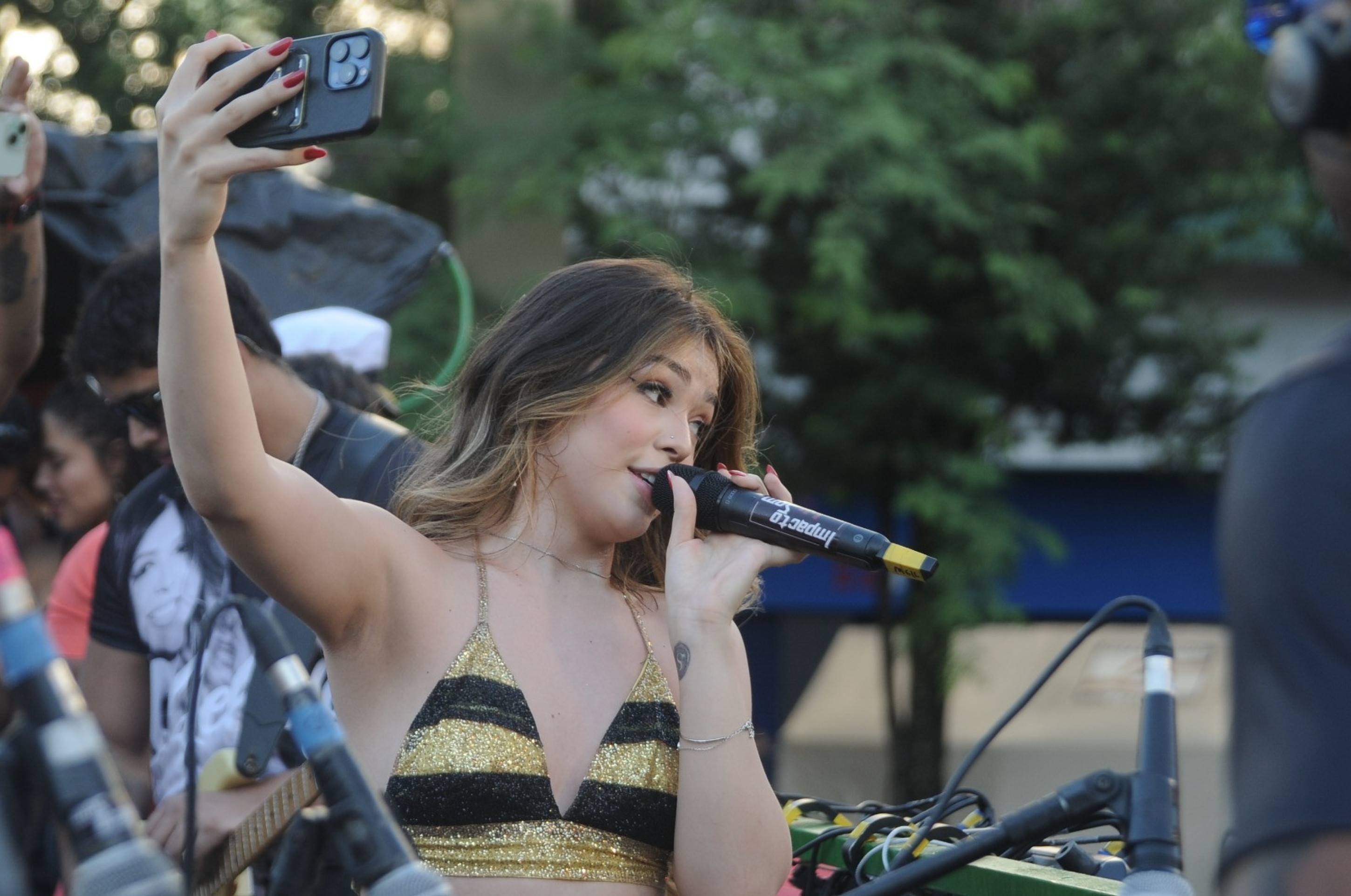 A concentração do bloco de DJs, que conta com a participação da cantora Melody, dona de hits virais, começou às 15h, mas a cantora só chegou ao local por volta das 17h-Alexandre Guzanshe/EM/D.A Press