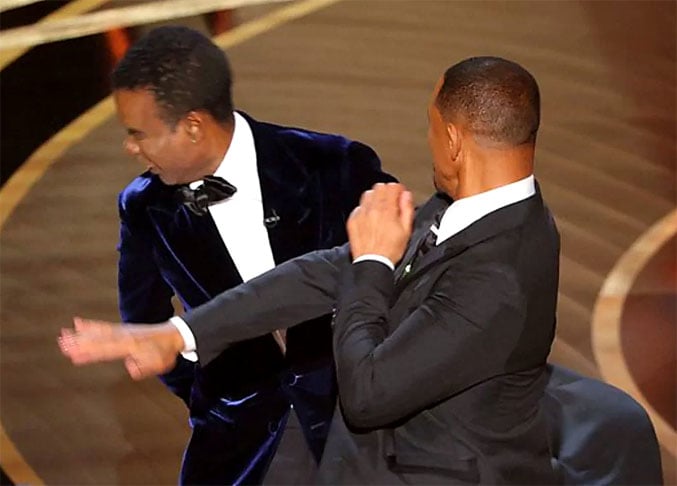 Para outra internauta, o gesto do ator nova-iorquino “foi mais chocante” que o tapa desferido por Will Smith em Chris Rock, na cerimônia de 2022. 

