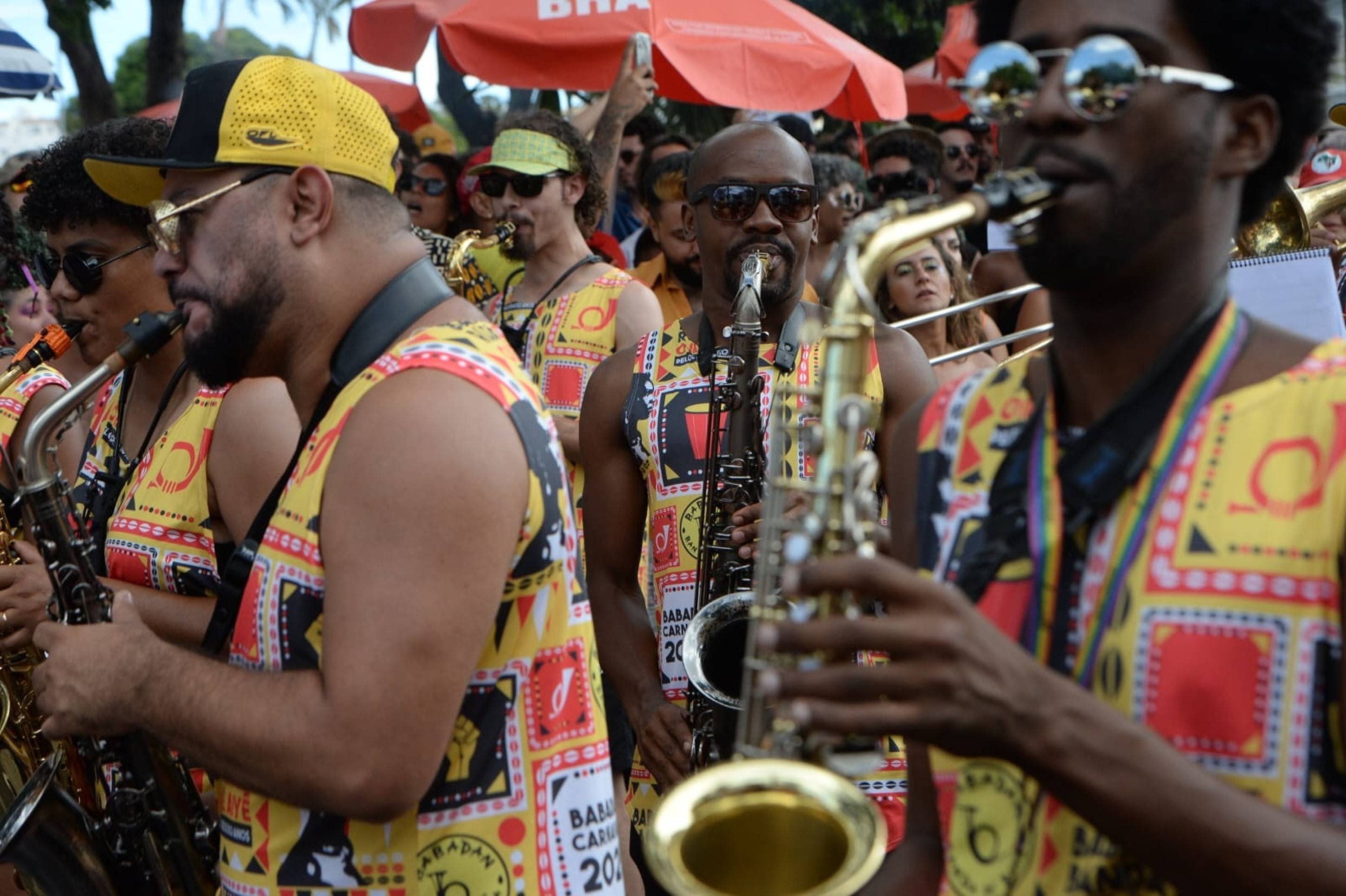 Em plena quarta-feira de cinzas, bloco carregou os foliões com muita ancestralidade e músicos à moda antiga, apenas com instrumento de sopro e bateria
