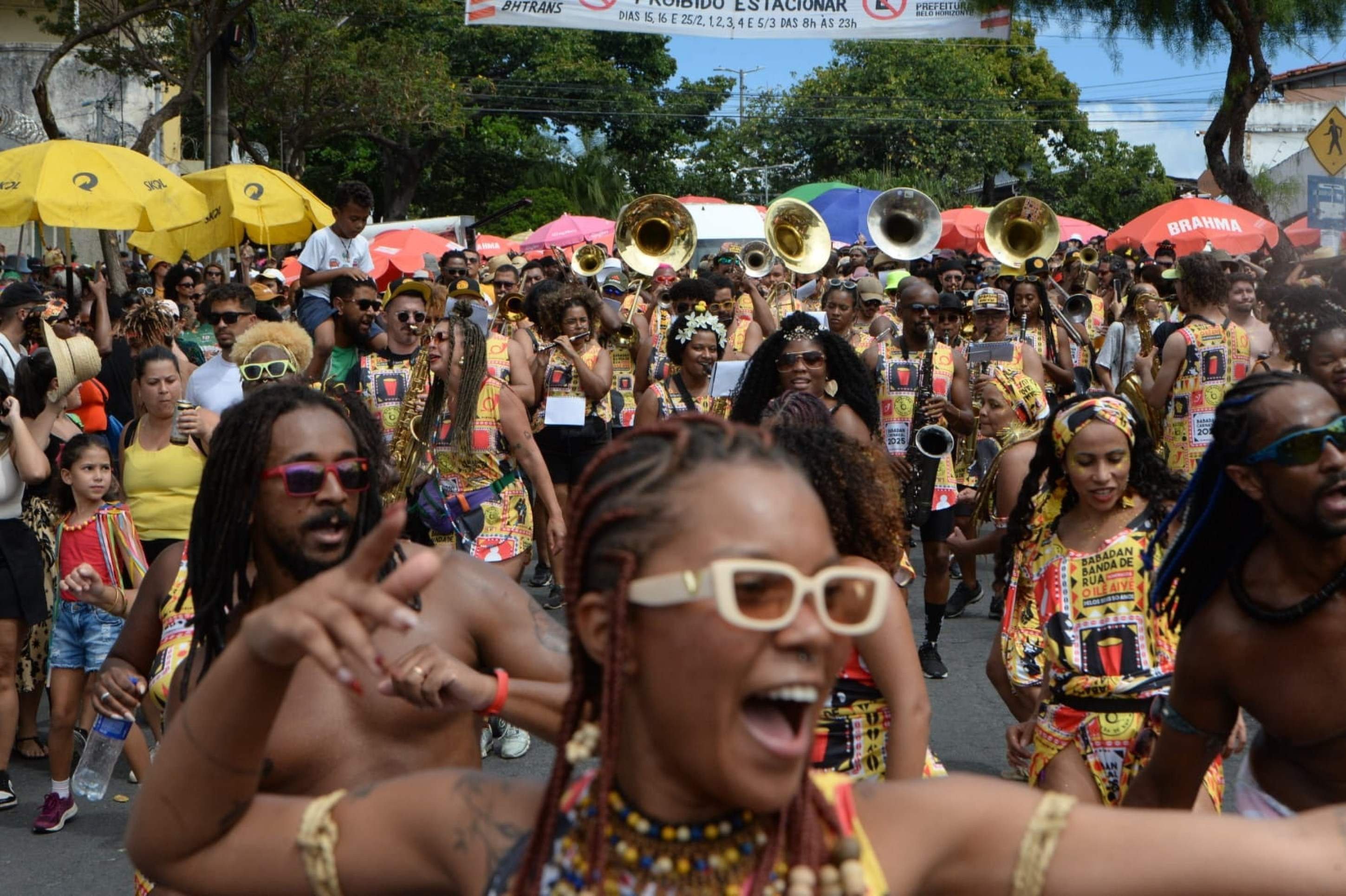 Em plena quarta-feira de cinzas, bloco carregou os foliões com muita ancestralidade e músicos à moda antiga, apenas com instrumento de sopro e bateria
