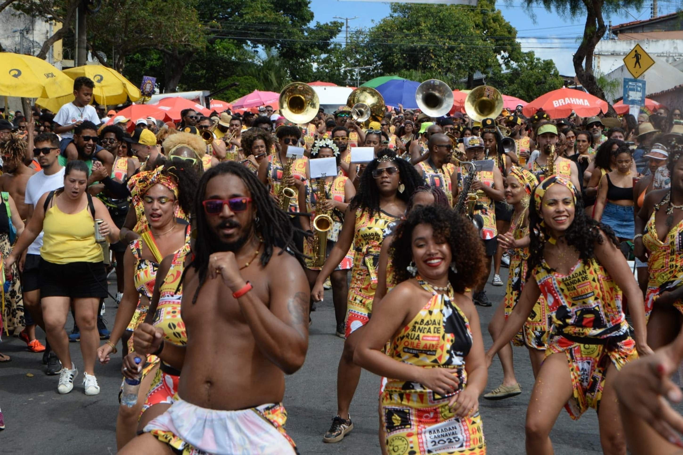 Em plena quarta-feira de cinzas, bloco carregou os foliões com muita ancestralidade e músicos à moda antiga, apenas com instrumento de sopro e bateria
