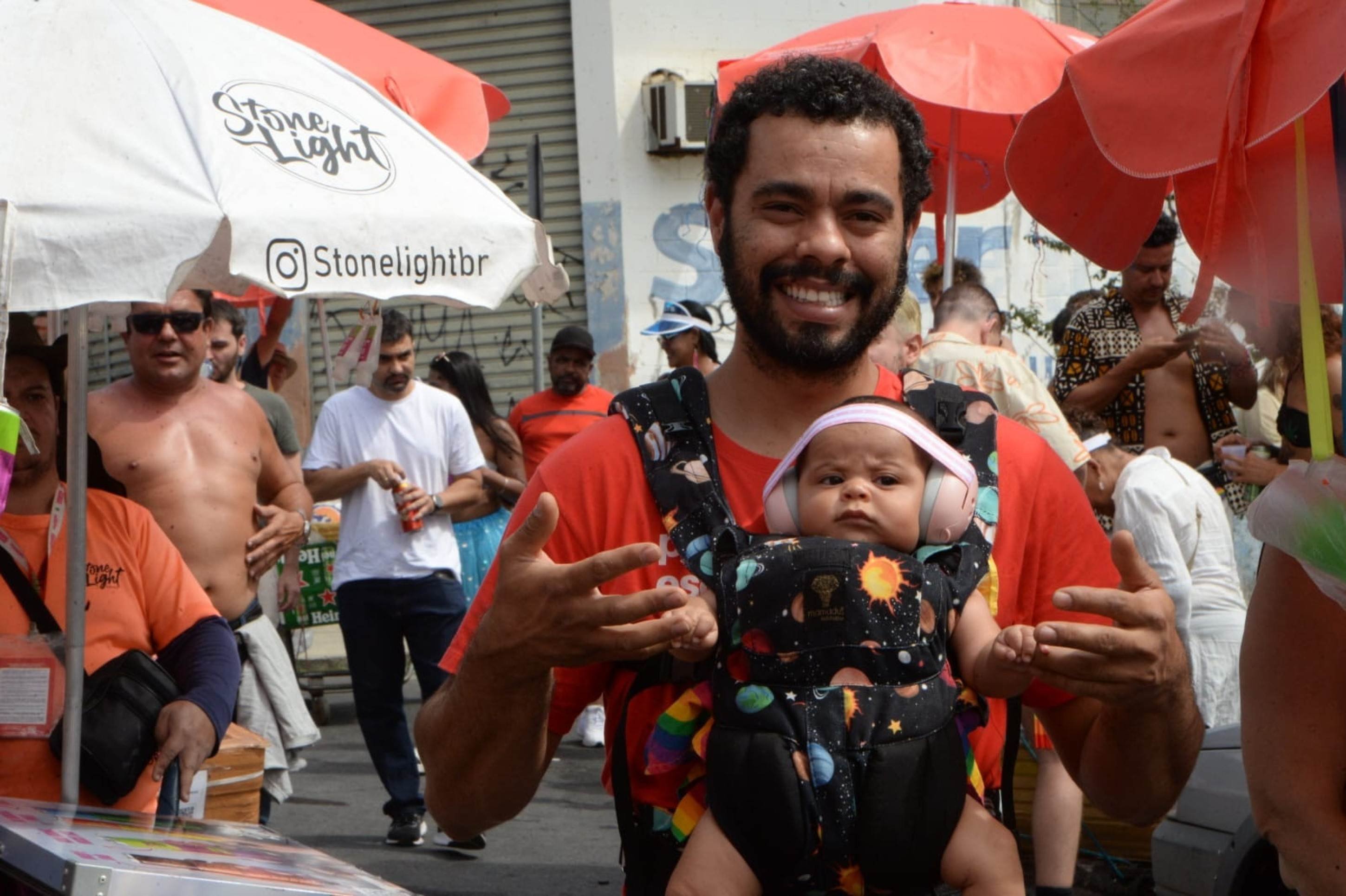 Em plena quarta-feira de cinzas, bloco carregou os foliões com muita ancestralidade e músicos à moda antiga, apenas com instrumento de sopro e bateria
