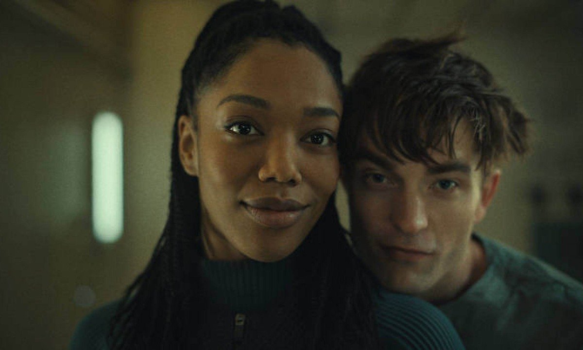 Atores Naomi Ackie e Robert Pattinson na comédia de ficção científica 'Mickey 17'