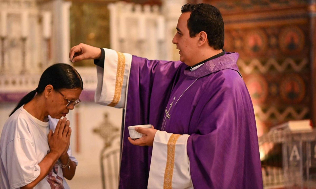 Padre José Luis Queimado, reitor do Santuário, impondo cinzas em fiel Padre José Luis Queimado, reitor do Santuário, impondo cinzas em fiel