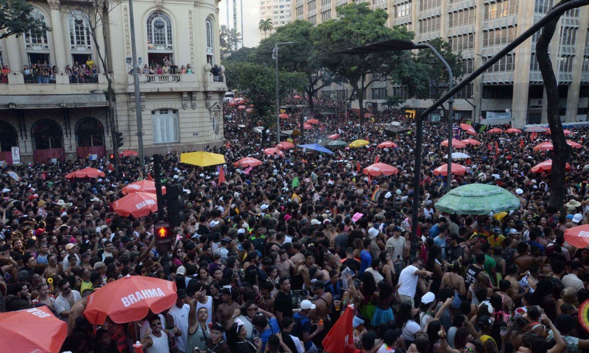 Multid&atilde;o foi a avenida Afonso Pena acompanhar a estreia de Alok no Carnaval de BH -  (crédito: T&uacute;lio Santos/EM/D.A Press)