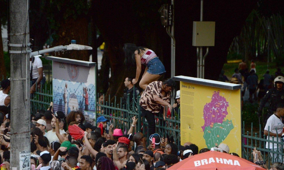 Foliões saltam grades do Parque Municipal em meio a tumulto em bloco de Alok na Avenida Afonso Pena -  (crédito: Túlio Santos/EM/D.A Press)