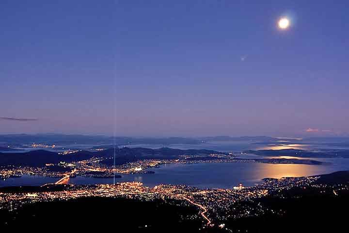 A Tasmânia é um estado insular da Austrália, localizado ao sul do continente, separado pelo Estreito de Bass. Tem cerca de 570 mil habitantes.