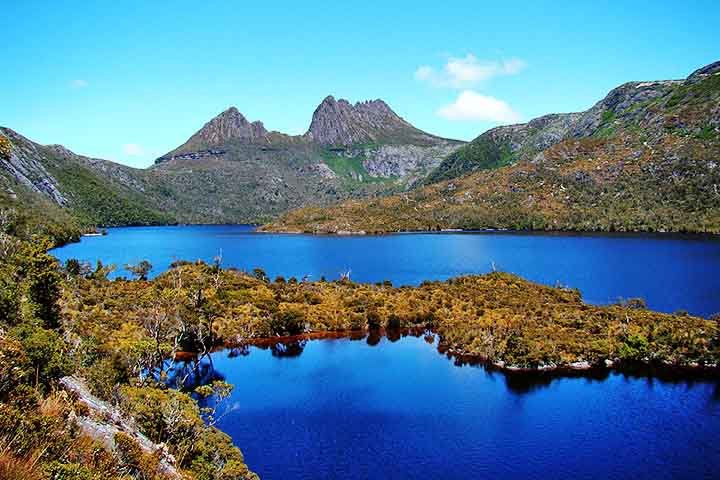 Cerca de 40% do território está protegido por parques nacionais e áreas de conservação, incluindo o Parque Nacional da Tasmânia, que abriga a famosa Cradle Mountain e é parte do Patrimônio Mundial da UNESCO.
