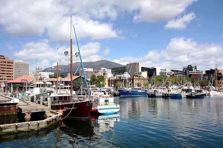 A capital, Hobart, Ã© uma das cidades mais antigas da AustrÃ¡lia e combina arquitetura colonial com um ambiente artÃ­stico vibrante.