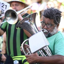 Ativista e sem patrocínio, Bloco do Manjericão desfila em parque nesta 4ª - Leandro Couri/EM