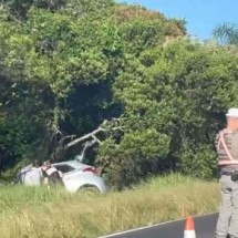 Mulher sofre acidente, sai do carro e morre atropelada - Redes Sociais/Reprodução