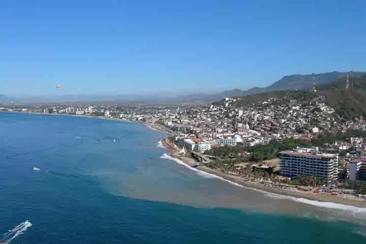 Puerto Vallarta, Jalisco (México): Esta charmosa cidade litorânea localizada na costa do Pacífico mexicano é famosa por suas praias de águas cristalinas e montanhas verdes ao fundo.