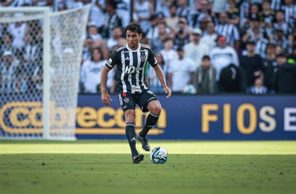 JUNIOR ALONSO - Manteve o bom nível do companheiro de zaga diante da fragilidade ofensiva do Manaus. Consistente na marcação, apareceu no ataque com frequência. - NOTA 7,0 - Foto: Pedro Souza / Atlético