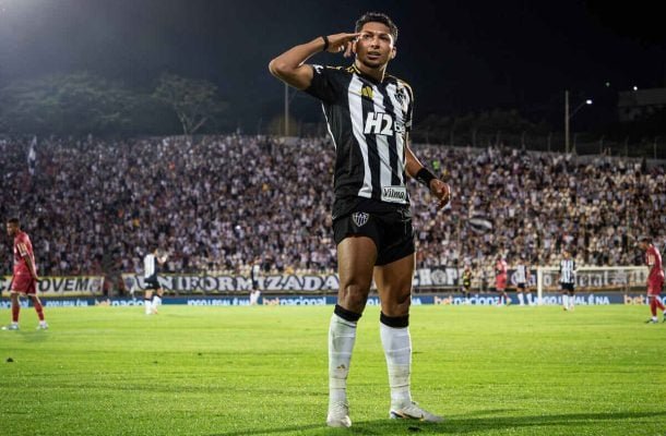 RONY - Centralizado na frente, não ficou preso. Com mobilidade, deu volume ao setor e criou jogadas de perigo. Foi recompensado ao anotar o terceiro gol da equipe. - NOTA 8,0 - Foto: Pedro Souza / Atlético
