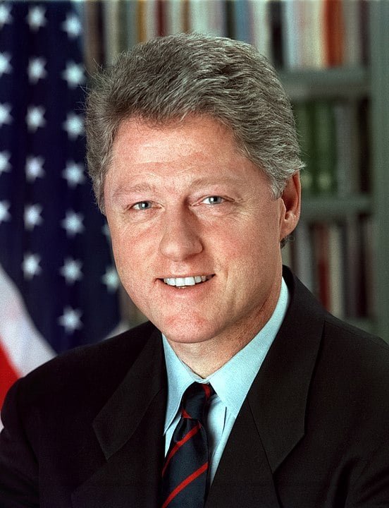 Bill Clinton - Político, ex-presidente dos Estados Unidos, passou a abrir mão de carnes, ovos e laticínios por causa de problemas cardíacos. Ele chegou a fazer cirurgias e disse que sentiu-se melhor como vegano e, assim, espera viver mais tempo. 