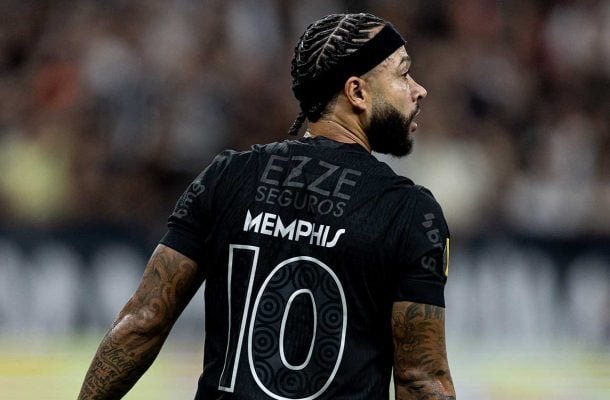 DEPAY – Uma nulidade. O único lançamento que deu foi no pé do adversário. No segundo tempo, ainda perdeu um gol feito. Sendo o craque do time, não pode jogar o que jogou. Demorou para ser substituído. NOTA 3,0. Foto: Rodrigo Coca/Agência Corinthians