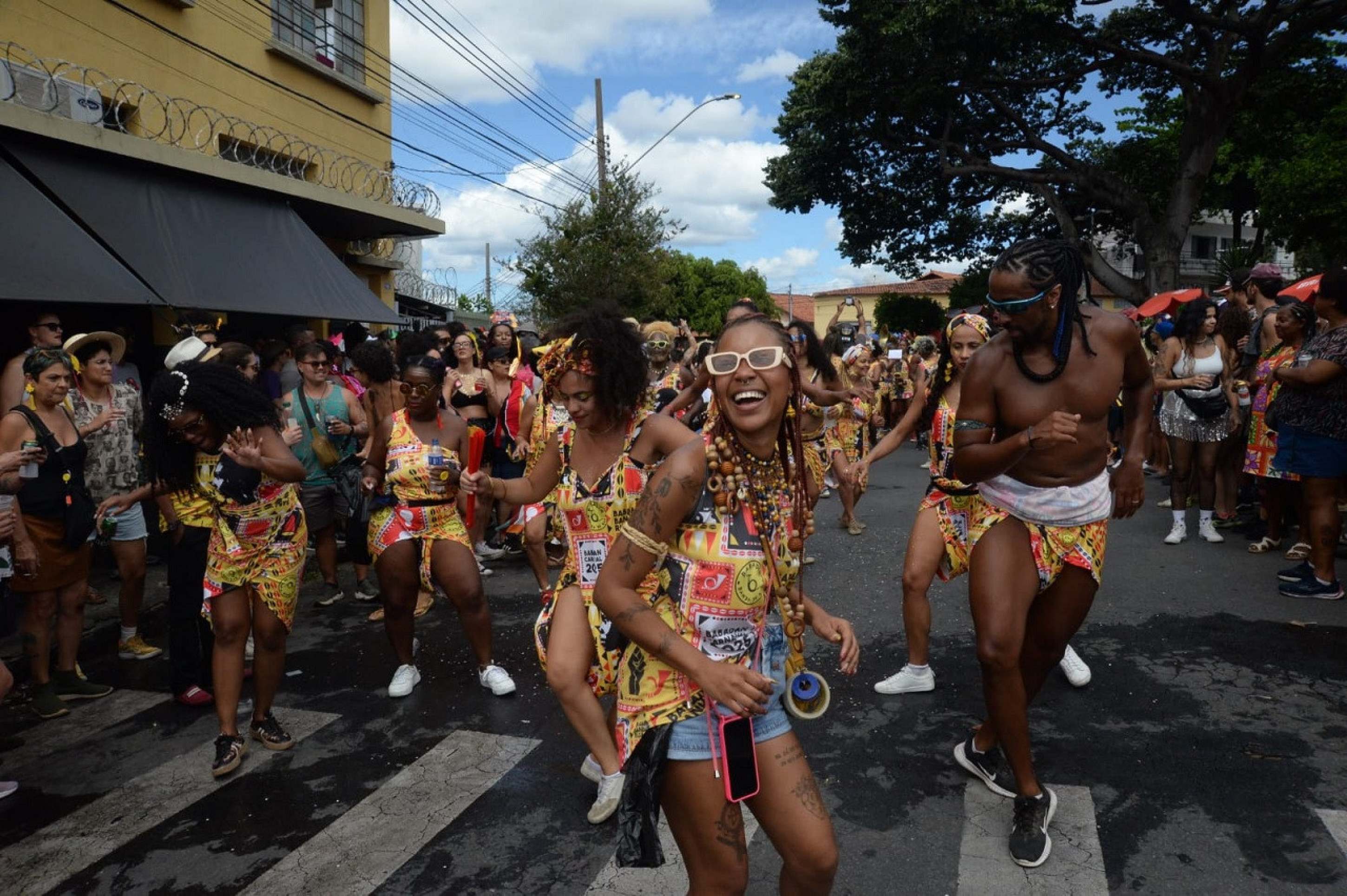 Desfile agradou a quem passava pela Praça México, no Bairro Concórdia-Túlio Santos/EM/D.A.Press