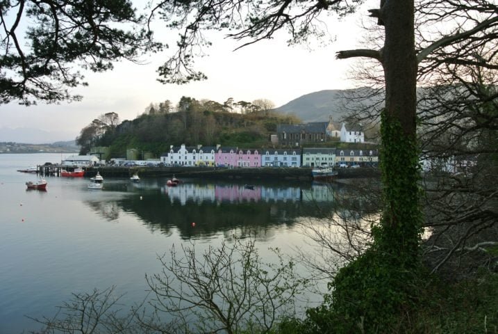 Dominadas por montanhas como o Ben Nevis, o pico mais alto do Reino Unido, as Terras Altas oferecem cenários de tirar o fôlego. Isso sem falar nos vilarejos charmosos, que são um espetáculo à parte!