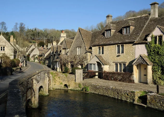 Cotswolds, Gloucestershire (Inglaterra): Os Cotswolds são uma região rural no sudoeste da Inglaterra, conhecida por suas colinas verdejantes, vilarejos pitorescos e arquitetura em pedra calcária.
