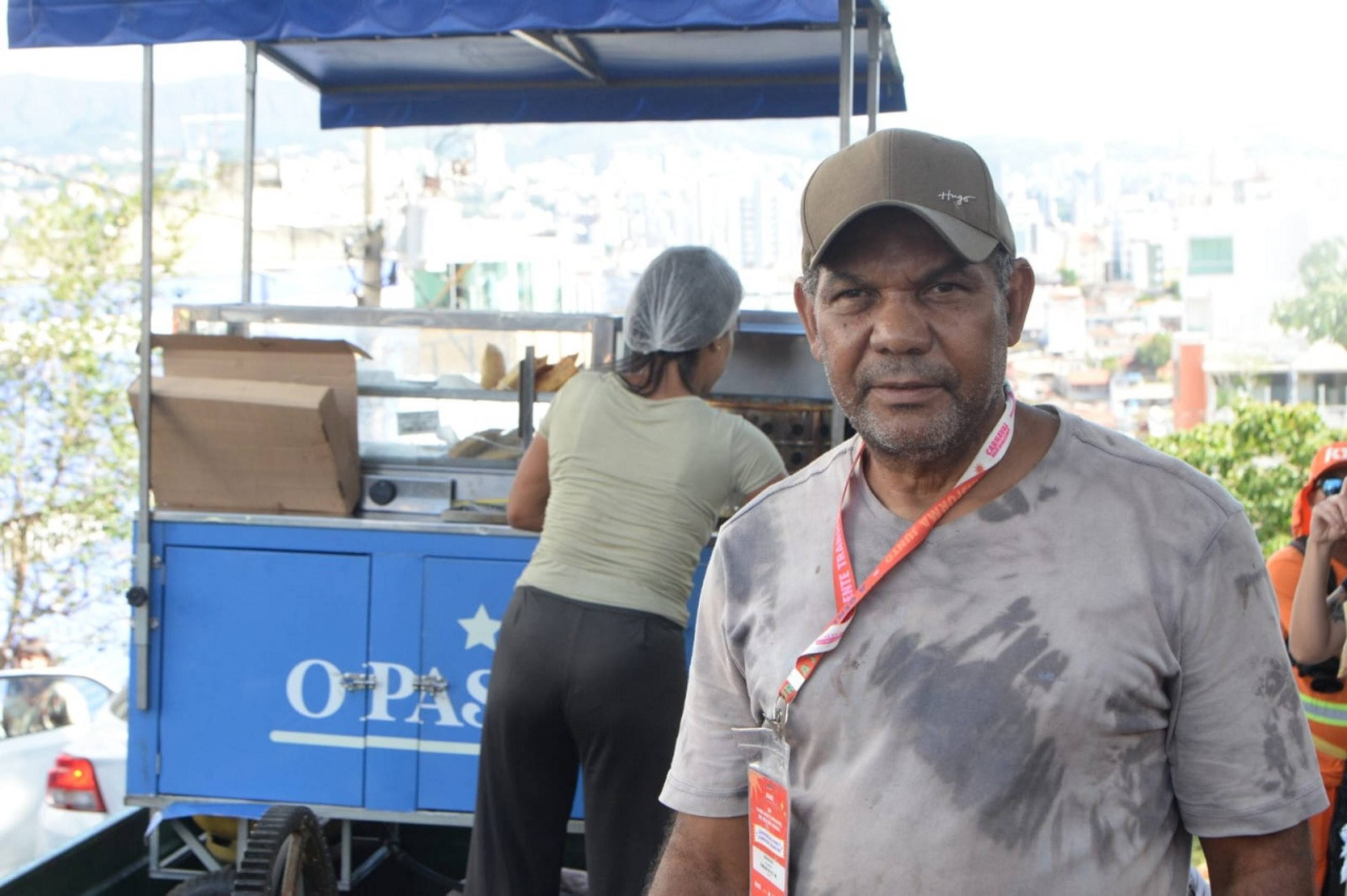 Márcio dos Reis, de 55 anos, utilizou uma carretinha para vender Caipicana (caipirinha com cana de açúcar), caldo de cana e pastel durante o carnaval Márcio dos Reis, de 55 anos, utilizou uma carretinha para vender Caipicana (caipirinha com cana de açúcar), caldo de cana e pastel durante o Carnaval de Belo Horizonte 2025