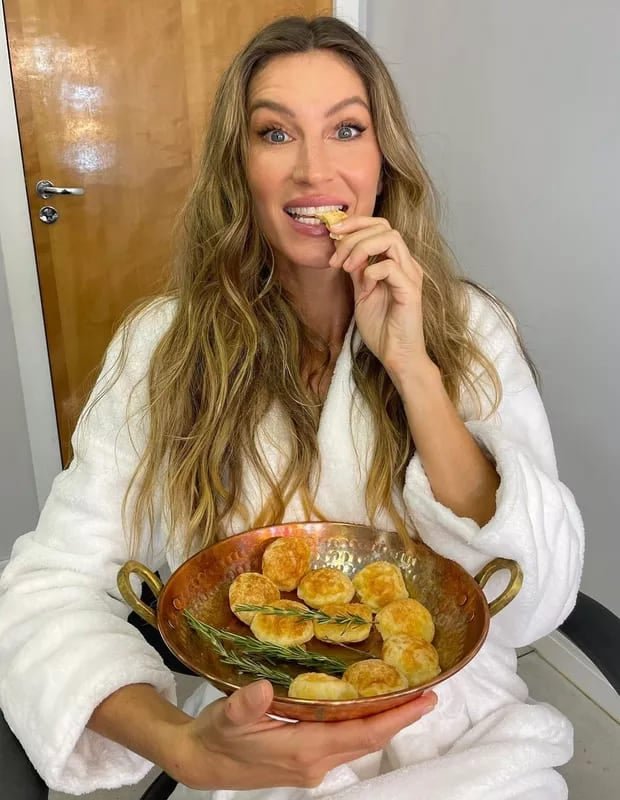 Gisele Bündchen - A supermodelo internacional, de origem gaúcha, segue uma dieta de vegetais e cereais. Seu ex-marido Tom Brady, astro do futebol americano, seguia a mesma toada. Porém, a brasileira já confessou que adora pão de queijo (e, pela regra vegana, não vale consumir derivado de produto animal, no caso o leite). Então... trata-se de uma vegana que às vezes rompe a norma caindo na tentação. 