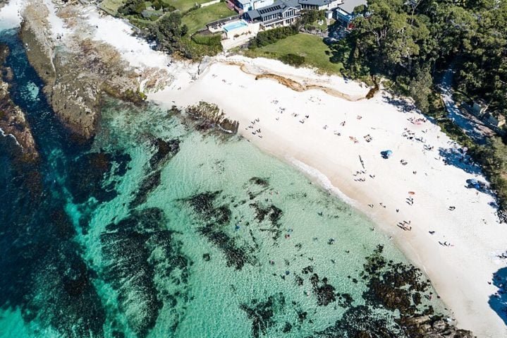 A região também é rica em trilhas, cachoeiras e vinícolas, além da Baía de Jervis, um paraíso para mergulho e observação de golfinhos. 