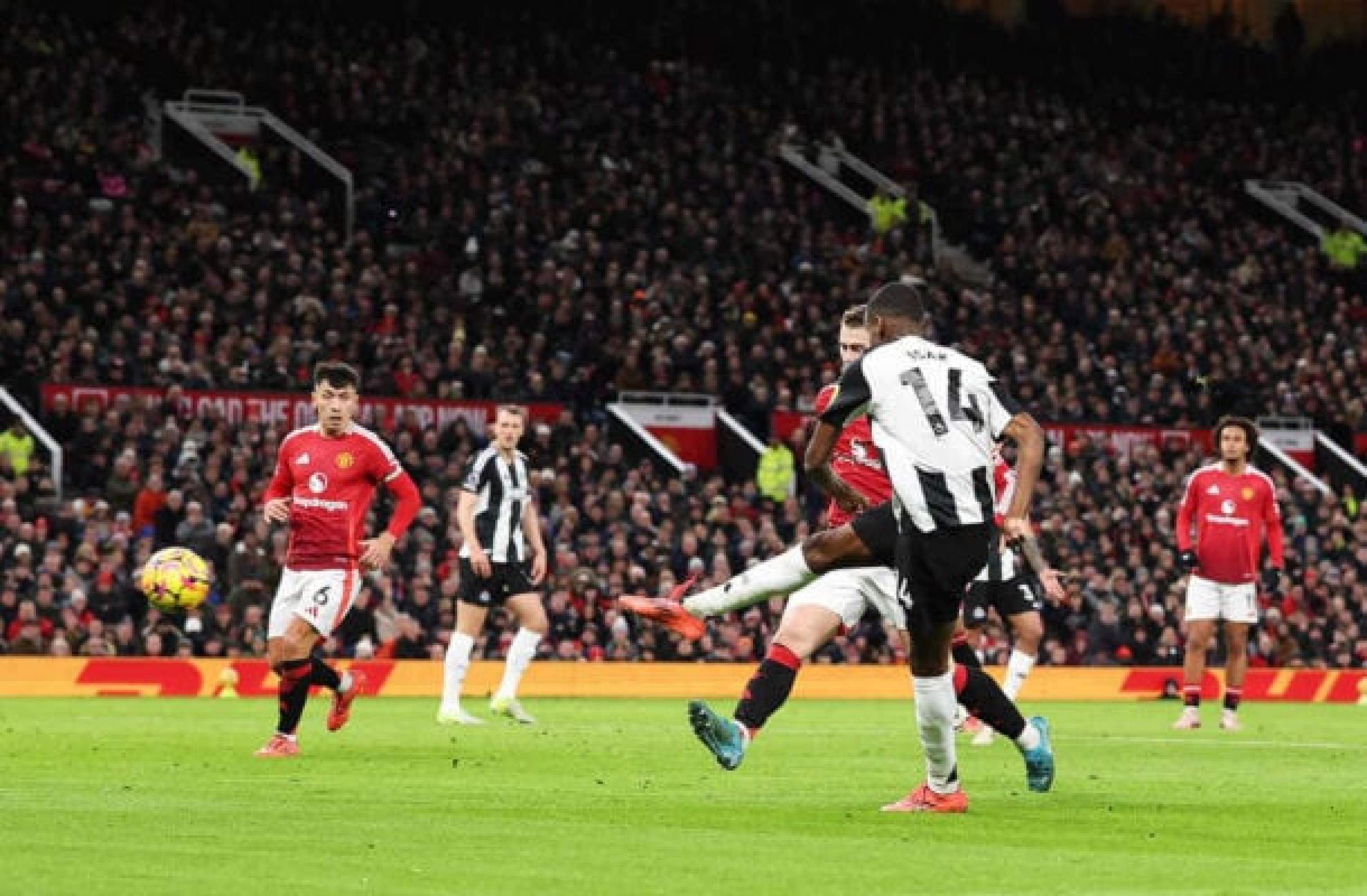 Astro do Newcastle se torna vítima de gangue e tem casa invadida na Inglaterra Astro do Newcastle se torna vítima de gangue e tem casa invadida na Inglaterra