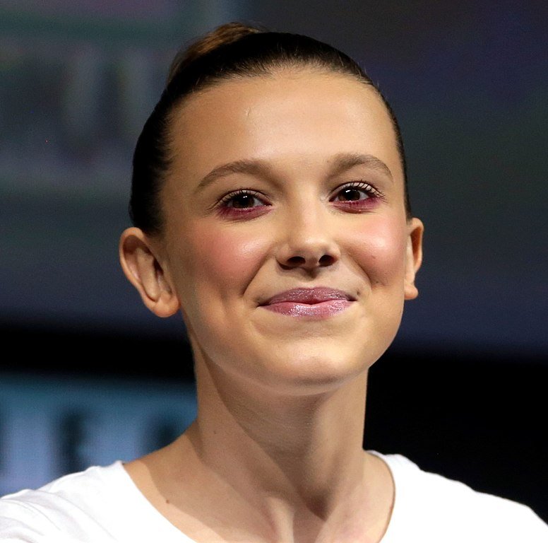 Nascida em 19 de fevereiro de 2004, em Marbella, na Espanha, Millie Bobby Brown se mudou com sua família para os Estados Unidos aos oito anos para perseguir sua carreira artística.

