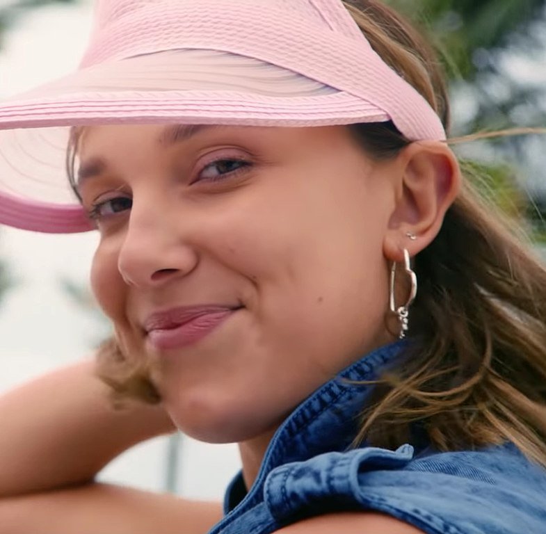Ela afirmou que não se envergonha de sua aparência, roupas ou forma de se apresentar, e condenou a obsessão da mídia em analisar seu físico, especialmente quando feita por mulheres.