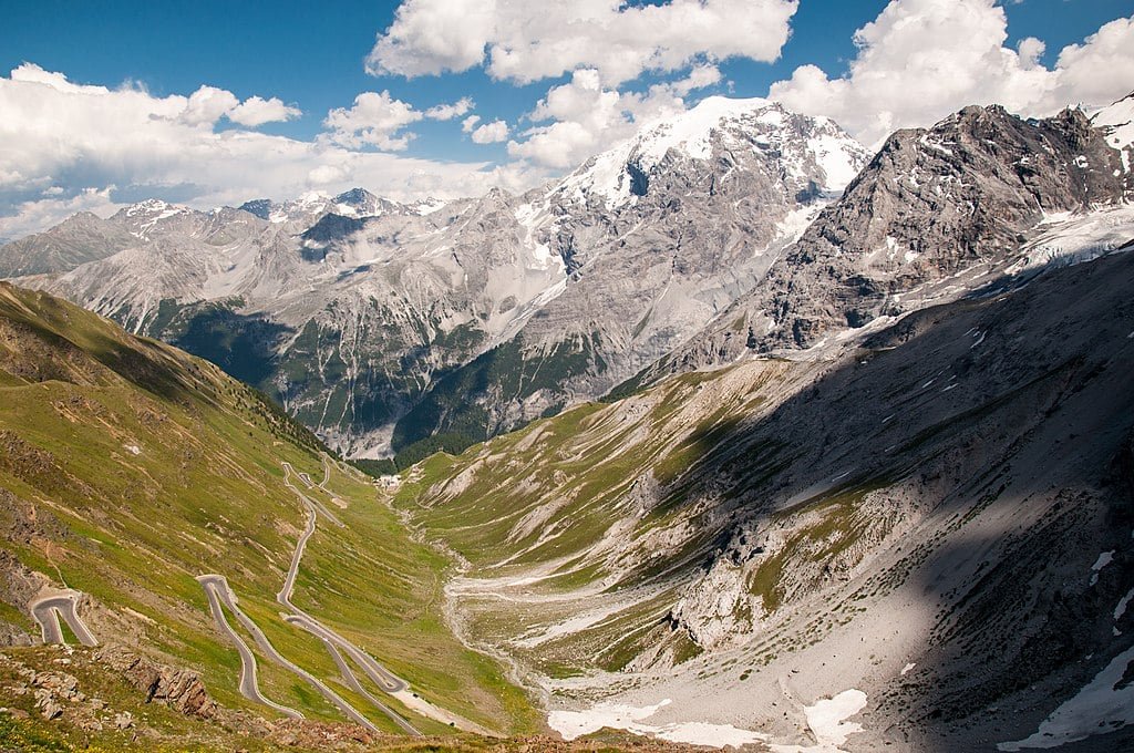 Passo Stelvio (Itália) -  Apelidada de Espaguete, tem 60 curvas fechadas que contornam os Alpes Orientais. O passo fica entre as localidades de Stelvio, no Tirol do Sul, e Bormio, na província de Sondrio, Lombardia.