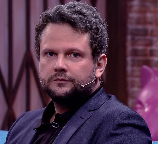 “Eu tô numa festa pós-Oscar. Os convidados vindo emocionados dar parabéns pelo filmaço e pelo nosso Oscar inédito. Leo DiCaprio, Madonna, Mick Jagger, uma turma assim. Orgulho danado do nosso filme e desse Oscar que finalmente chegou para ‘desencruar’ uma espera de quase um século. Brasil NO TOPO como deve ser”, escreveu o ator. 
