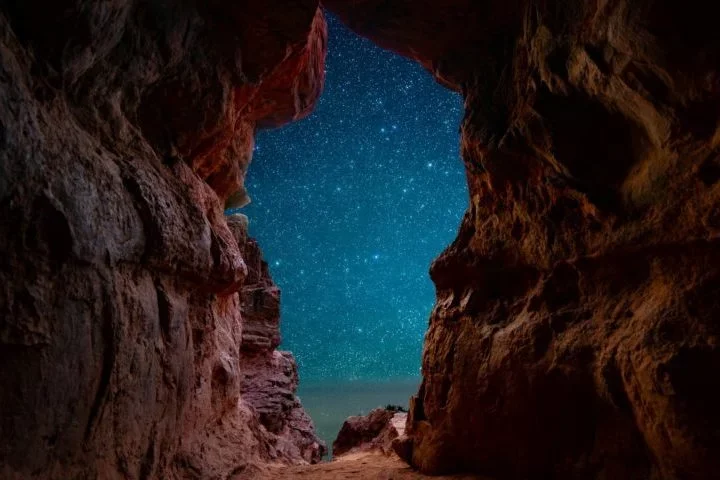 Além disso, Sedona é um dos melhores locais dos EUA para observação do céu noturno. O pôr do sol iluminando as rochas avermelhadas é um espetáculo imperdível para os visitantes românticos.