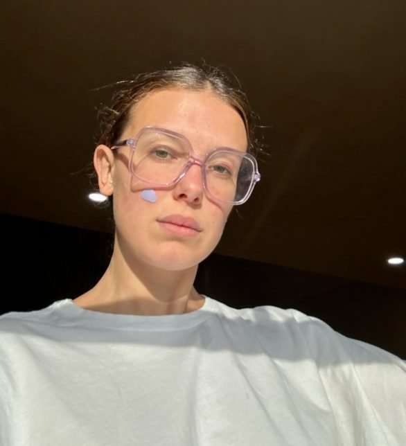 Em um vídeo publicado no Instagram, ela citou títulos e autores das reportagens, que focavam em seu cabelo, rosto, corpo e estilo, sugerindo que ela parecia mais velha do que sua idade real (21 anos). 