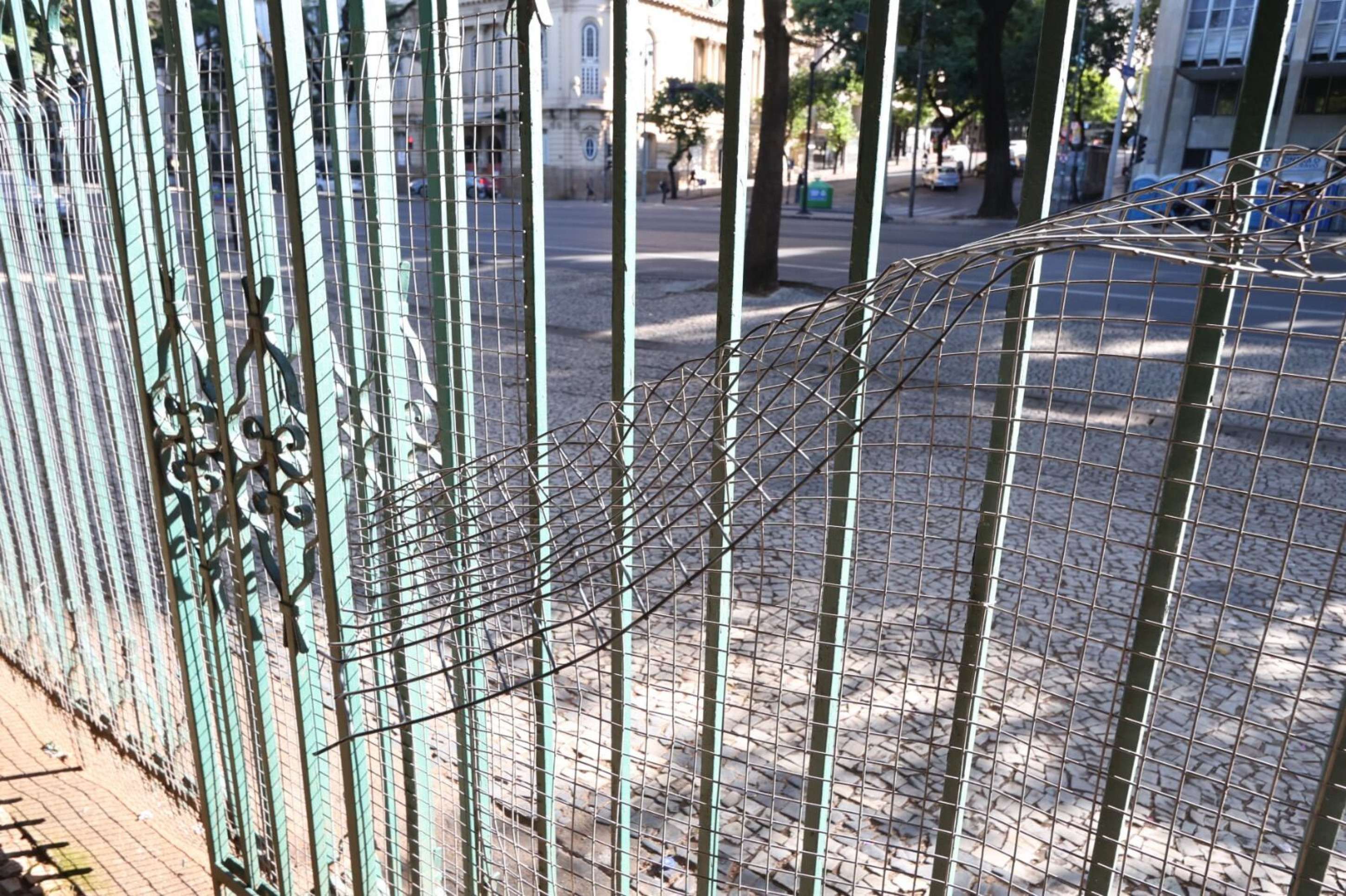 Foliões danificam grades do Parque Municipal durante desfile do bloco Pipoquinha do Alok, que contou com uma multidão estimada em 500 mil pessoas-Marcos Vieira/EM/D.A Press