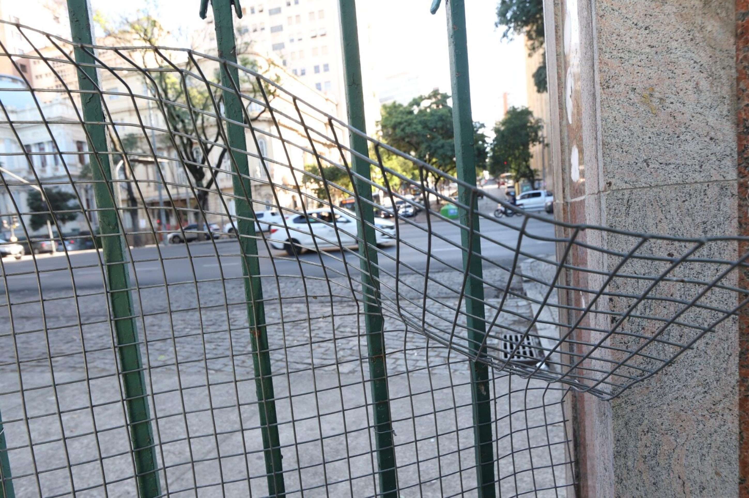 Foliões danificam grades do Parque Municipal durante desfile do bloco Pipoquinha do Alok, que contou com uma multidão estimada em 500 mil pessoas-Marcos Vieira/EM/D.A Press
