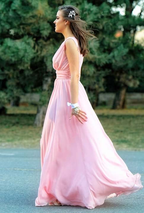 Vestidos longos com caudas que se arrastam pelo chão são vetados pelo parque. Esta vestimenta pode atrapalhar a movimentação do público.- Imagem de Mircea - All in collections por Pixabay