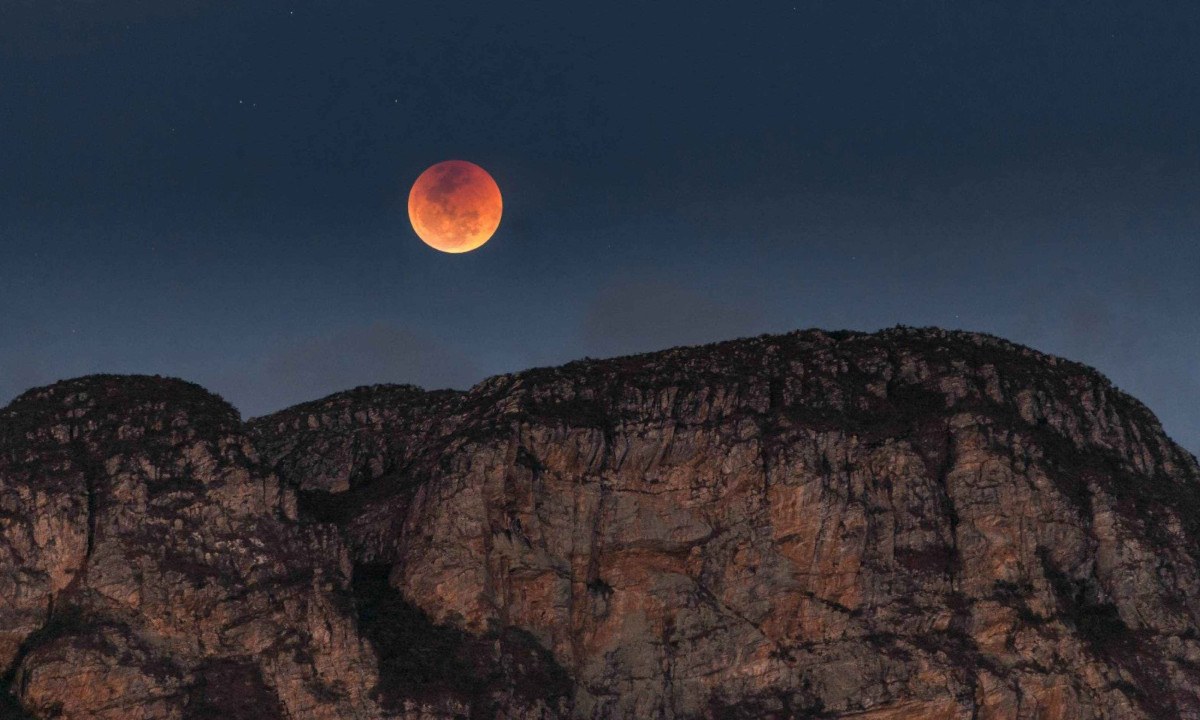 'Lua de sangue' vista em 2018 na Serra do Cipó  -  (crédito: Tom Alves / Reprodução)