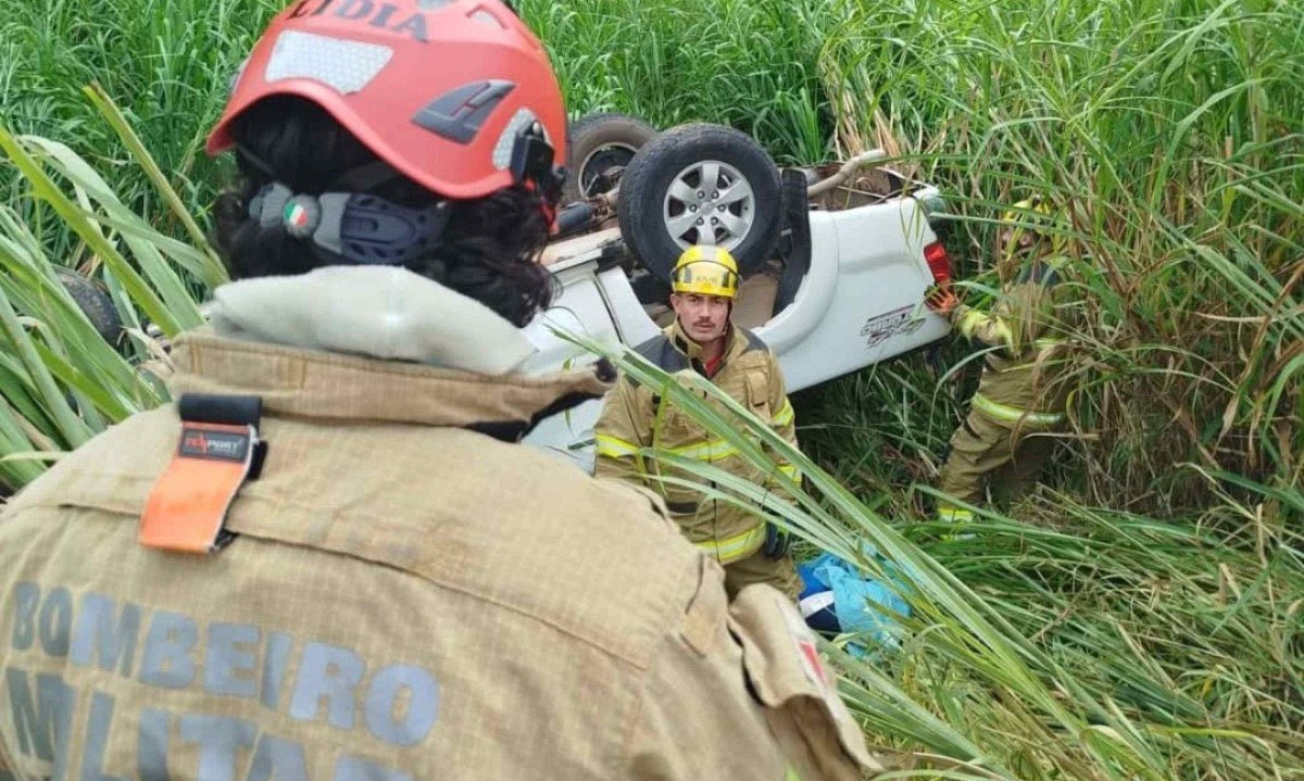 Segundo a corporação, o motorista e sua companheira sofreram escoriações leves nos membros inferiores. As crianças não tinham ferimentos aparentes -  (crédito: CBMMG)
