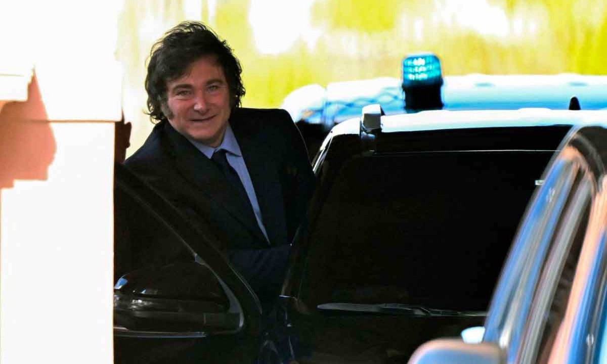 Uma das promessas de campanha do presidente Javier Milei foi justamente dolarizar a economia para combater a inflação que sufoca o país - (crédito: Luís Robayo/AFP – 17/2/25) Uma das promessas de campanha do presidente Javier Milei foi justamente dolarizar a economia para combater a inflação que sufoca o país - (crédito: Luís Robayo/AFP – 17/2/25)
