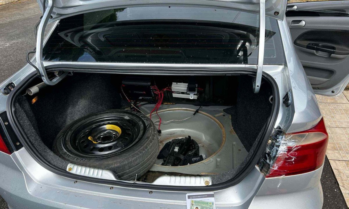 Armas de fogo foram localizadas sob o estepe do carro, no porta-malas -  (crédito: PMMG/Divulgação)