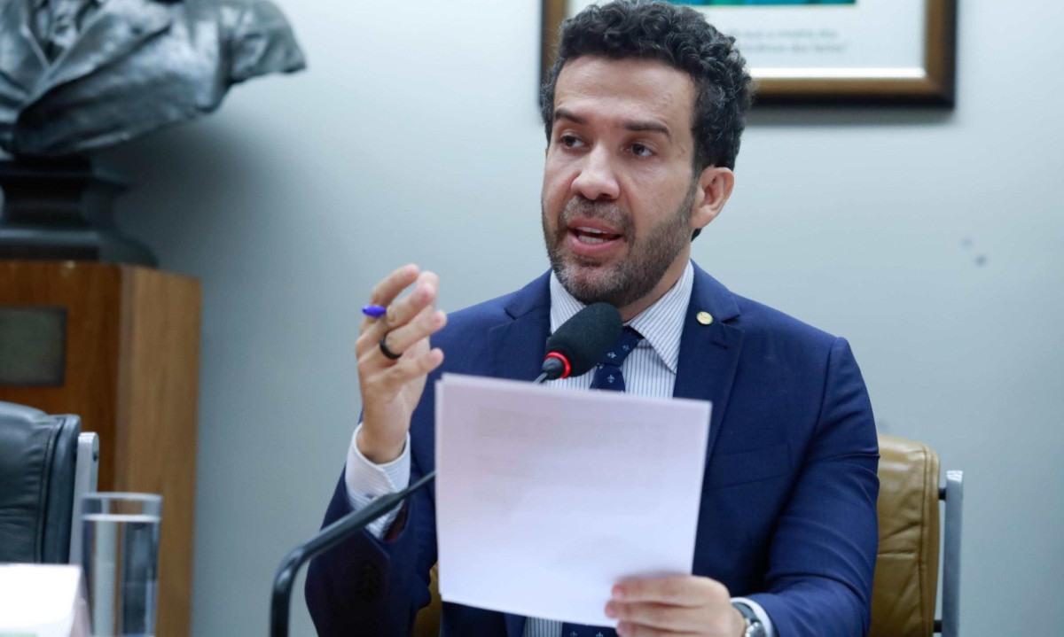 Janones afirma que a prefeita 'n&atilde;o inventou a hist&oacute;ria', mas que foi levada a crer que ele possu&iacute;a esses materiais -  (crédito: Mario Agra / C&acirc;mara dos Deputados)