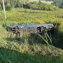 Ônibus com 45 passageiros cai em ribanceira e adolescente morre em SP
