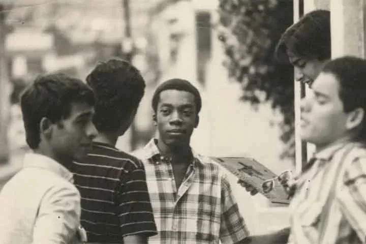 Carioca de nascimento e mineiro de coração (criado em Três Pontas), tornou-se conhecido nacionalmente quando a composição 