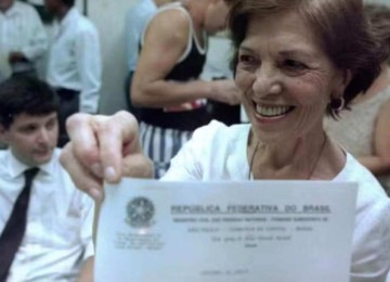 Eunice Paiva segura certidão de óbito do marido, Rubens, conseguida 37 anos depois que ele foi morto pela ditadura militar no Brasil -  (crédito: Reprodução/Redes sociais)