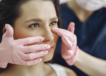 Dermatologista analisa rosto de mulher, verificando quais procedimentos serão necessários, durante o processo de harmonização facial, intervenção estética que ganha cada vez mais adeptos no Brasil -  (crédito: Freepik)