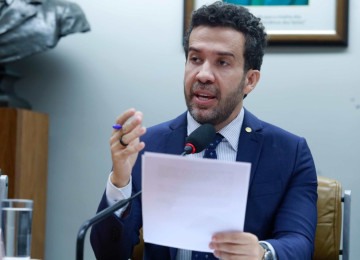 Janones afirma que a prefeita 'não inventou a história', mas que foi levada a crer que ele possuía esses materiais - (crédito: Mario Agra / Câmara dos Deputados) Janones afirma que a prefeita 'não inventou a história', mas que foi levada a crer que ele possuía esses materiais - (crédito: Mario Agra / Câmara dos Deputados)