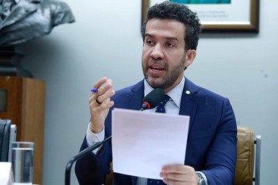 Janones afirma que a prefeita 'n&atilde;o inventou a hist&oacute;ria', mas que foi levada a crer que ele possu&iacute;a esses materiais -  (crédito: Mario Agra / C&acirc;mara dos Deputados) -Janones afirma que a prefeita 'n&atilde;o inventou a hist&oacute;ria', mas que foi levada a crer que ele possu&iacute;a esses materiais -  (crédito: Mario Agra / C&acirc;mara dos Deputados)