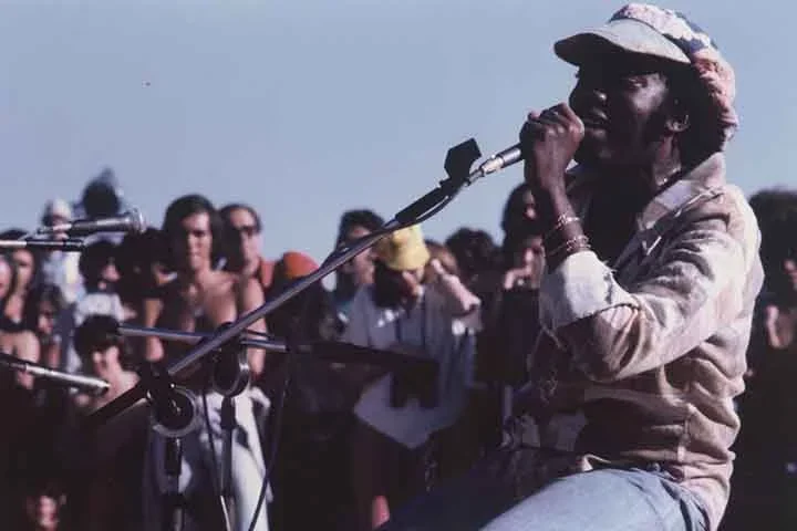 O encontro de 'Milton & Tamba' com os arranjos de Luizinho Eça, fazem de 'Travessia' um álbum definitivo e marcante. Em 1966, a composição 