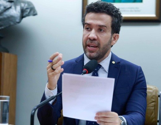 Janones afirma que a prefeita 'n&atilde;o inventou a hist&oacute;ria', mas que foi levada a crer que ele possu&iacute;a esses materiais -  (crédito: Mario Agra / C&acirc;mara dos Deputados)