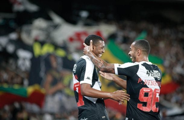 PAULO HENRIQUE - Sempre livre pela direita, jogador (à direita na foto) foi bastante acionado. Se tivesse mais capricho na definição das jogadas, estaria no futebol europeu. NOTA 7,0. Foto: Dikran Sahagian/Vasco